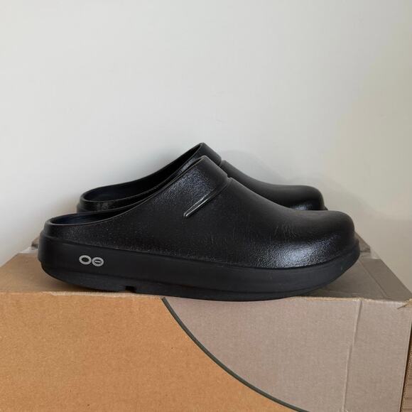 ￼OOFOS OOCLOOG ‘Triple Black’ Clog Comfort Sandal- Men 6- W 8 main image 4